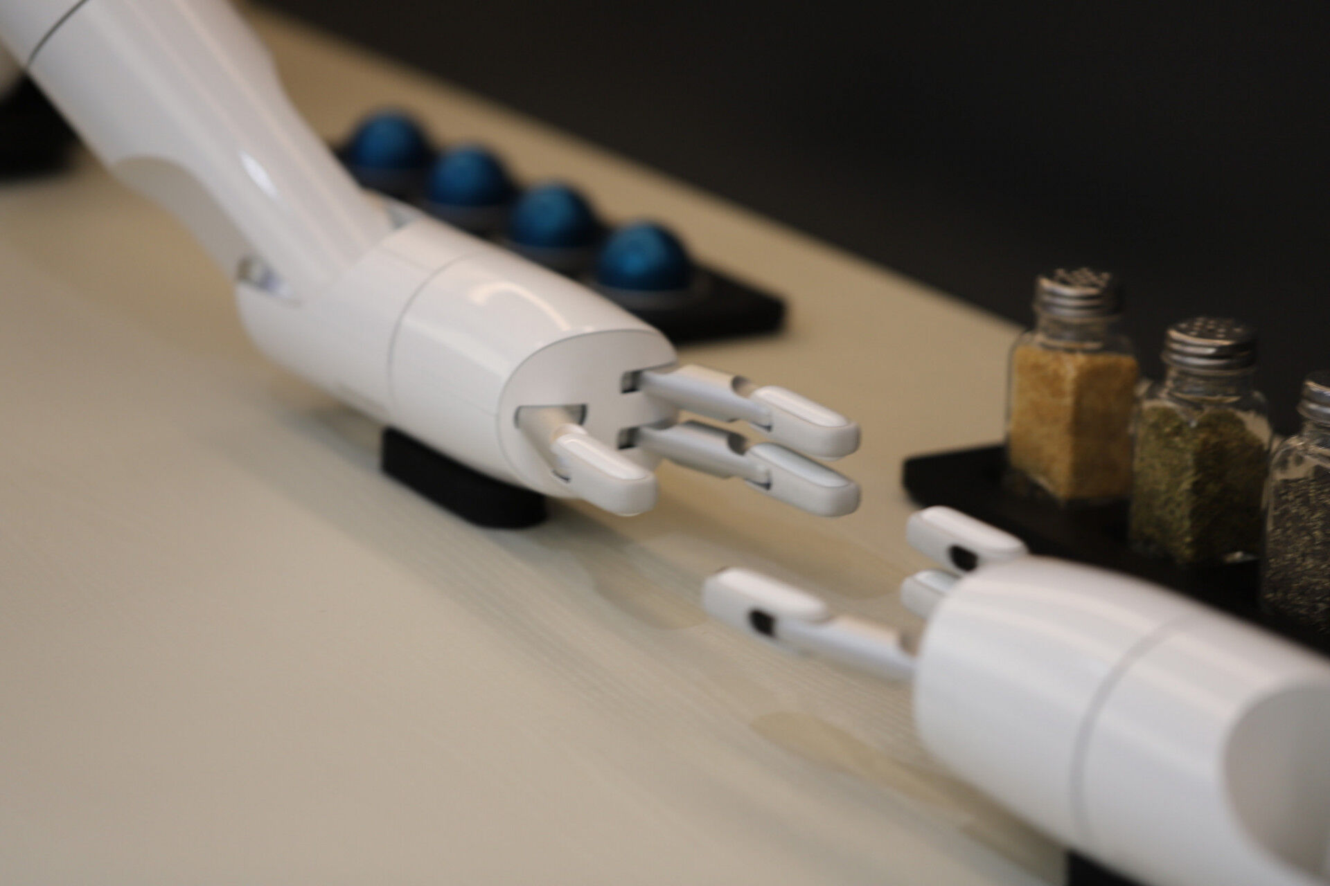 现场制作色拉，三星在 CES 上展示厨房机器人