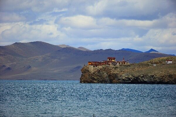 青藏高原上湖泊面积占到全国湖泊总面积的 45%以上，但大多都是咸水湖