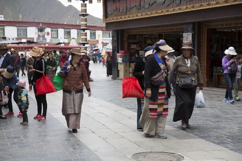 为什么藏族人们都喜欢把饰品挂满全身，你知道吗？