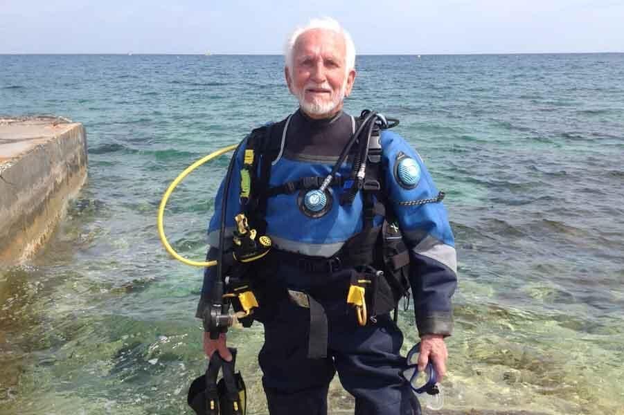 95岁英国大爷潜水40.6米，打破吉尼斯纪录