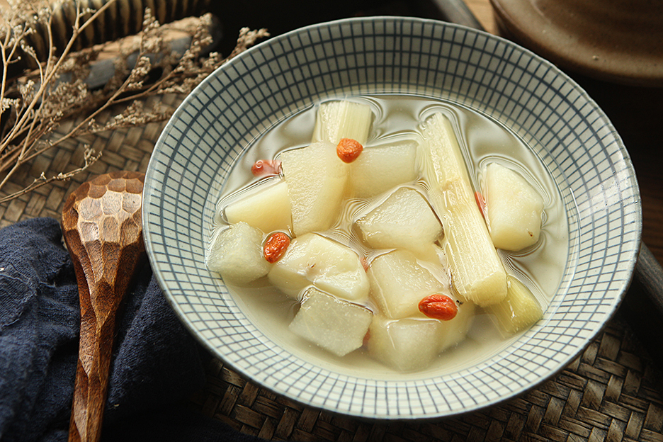 冬季干燥上火，这碗糖水要常喝，清甜滋润不上火，老少皆宜