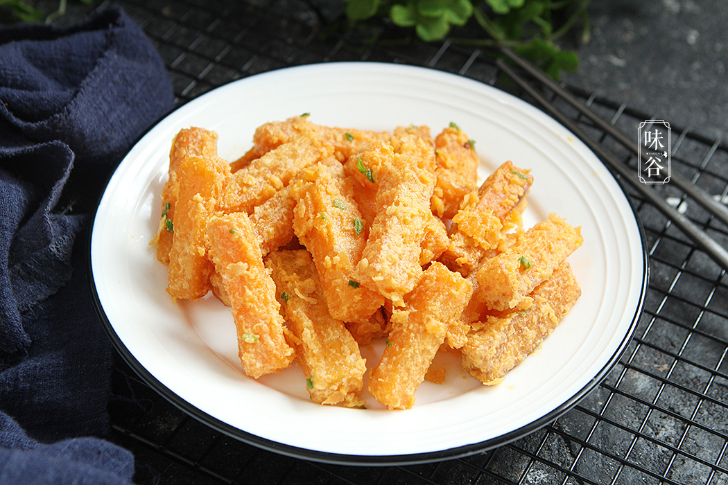 红薯别再煮着吃，试试此做法，不用调料不用盐，咸香软糯真好吃