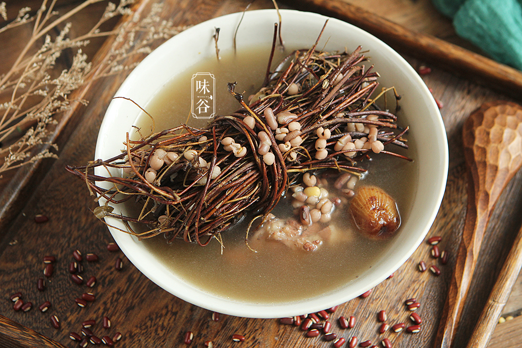 小暑将至天气热，广东人多用这树根煲汤，祛湿解暑，全家都能喝！