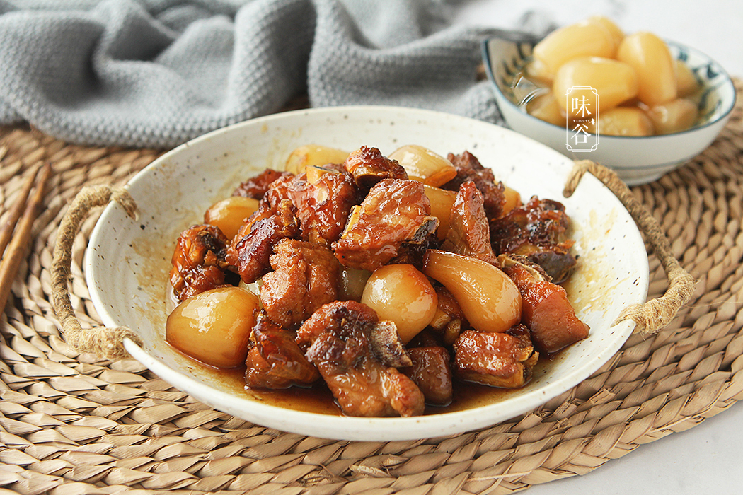 它长得像葱又像蒜，北方很少见，和排骨一起烧，酸甜鲜香很开胃