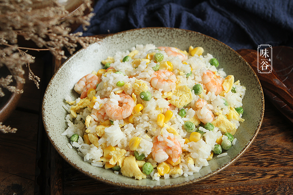 剩米饭的华丽变身，色彩缤纷，营养又好吃，这炒饭我能吃两碗！
