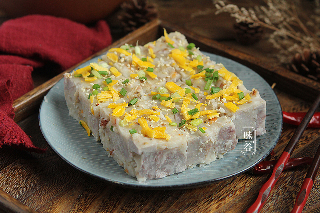 广式早茶必点的芋头糕，不去茶楼也能吃到，在家轻松做，咸香软糯