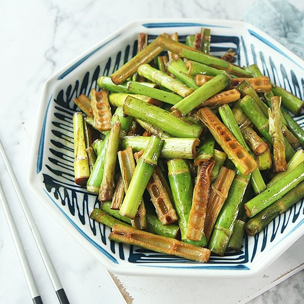 春天这菜爽口又脆嫩，低脂低热量