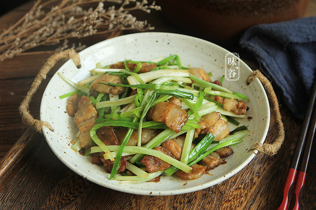这菜清明前后才能吃到，似葱非葱，清肝明目，配上肉一炒贼香了