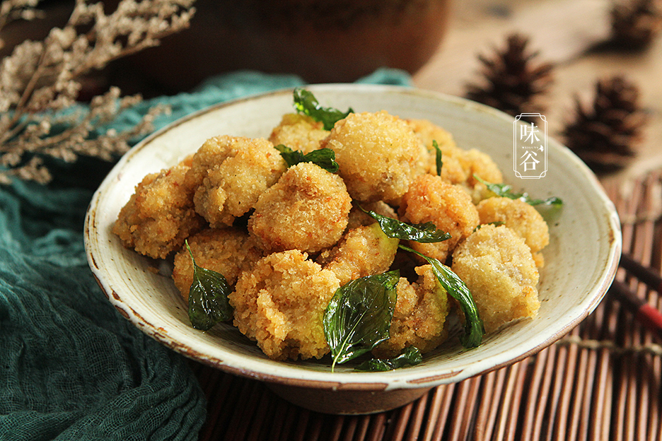 鸡肉这样做，既是零嘴小吃也是菜，又香又酥脆，一口一个吃不够