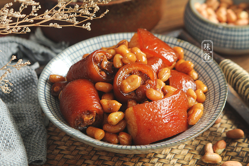 猪身上最美味的部位，满满胶原蛋白，这样加工焖制，滋补又养颜