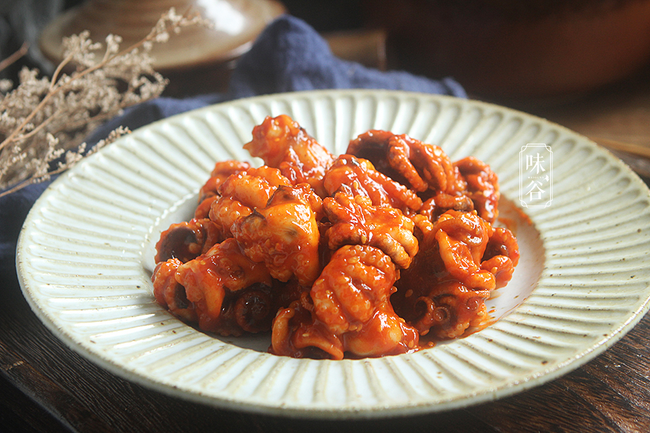 它叫鱼却不是鱼，鲜香弹牙有嚼劲，配上秘制辣酱，实在太下饭了