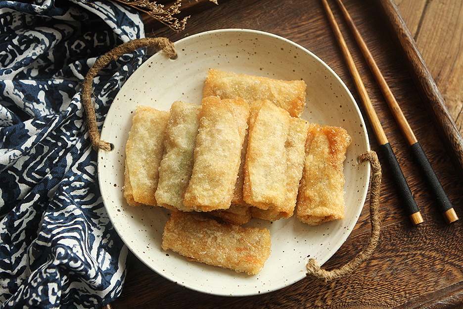 教你饺子皮新吃法，做成春卷又脆又香，做法简单，味道超赞！