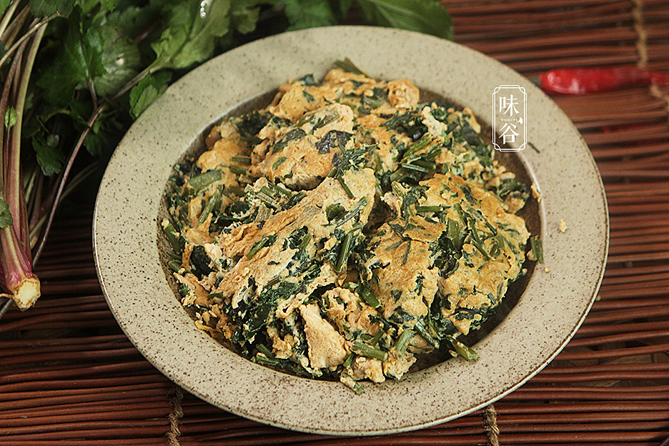 春天这野菜正当时，3块钱一把，用来煎蛋吃，对女性尤其有好处