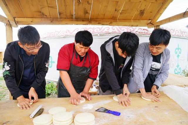 不一样的新疆旅行，来哈萨克族毡房体验馕的制作