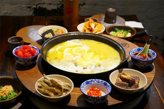 成都美食的正确打开方式，鹅卵石烫出来的鲜鱼片