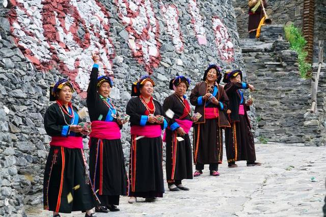 川西北大山深处的小布达拉宫，一群古老神秘的藏族人