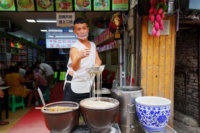一条石板路，千年磁器口，这里是重庆生活的缩影