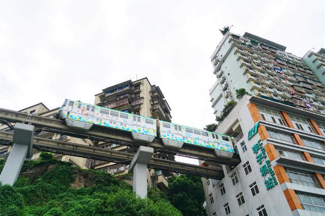 轻轨站也成了网红打卡点，只有重庆才可以看到这样的风景