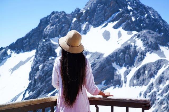 北半球海拔最高的山峰在丽江，是纳西人心目中的神山