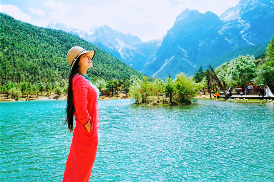 玉龙雪山脚下有一个蓝色月亮，每一个来到这里的人都以为误闯仙境