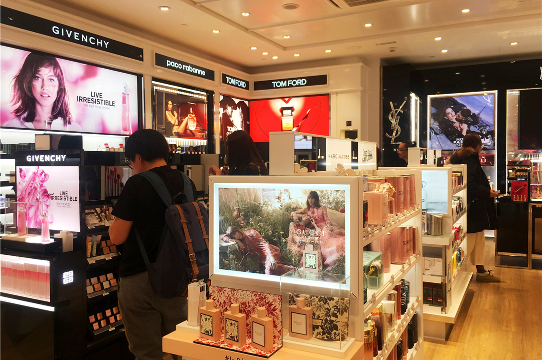 国人购买奢侈品的热情，让巴黎戴高乐机场免税店专门配了中文导购