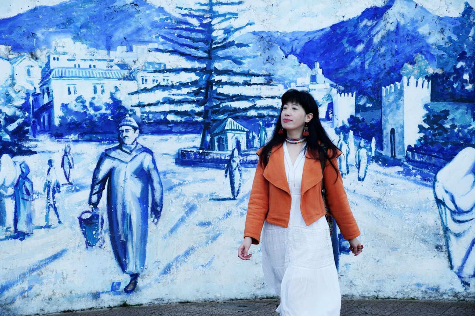 非洲有个经典的蓝白小镇，站在山上俯瞰全城唯美的像童话故事