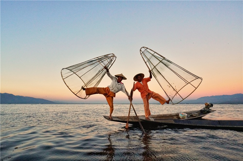 缅甸第二大湖上有一个古老的捕鱼方式，全世界摄影人都想来看看