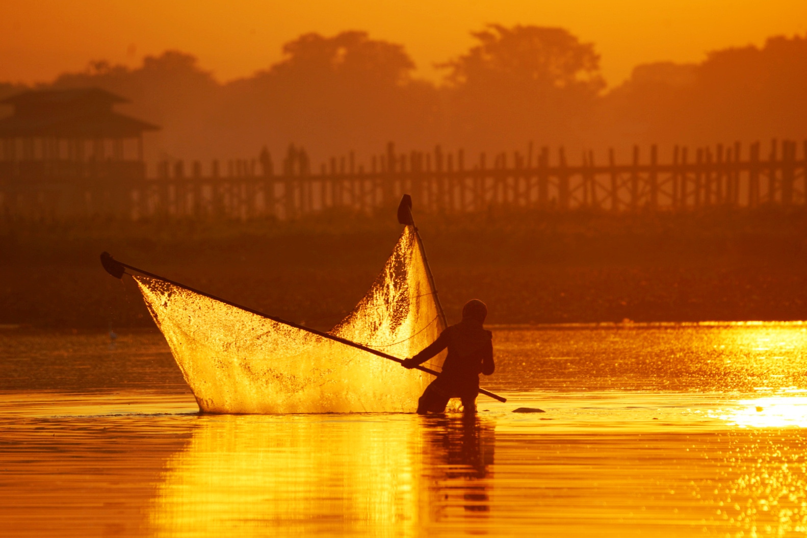 缅甸乌本桥，世界上最长的柚木桥成了缅甸青年最喜欢的爱情桥
