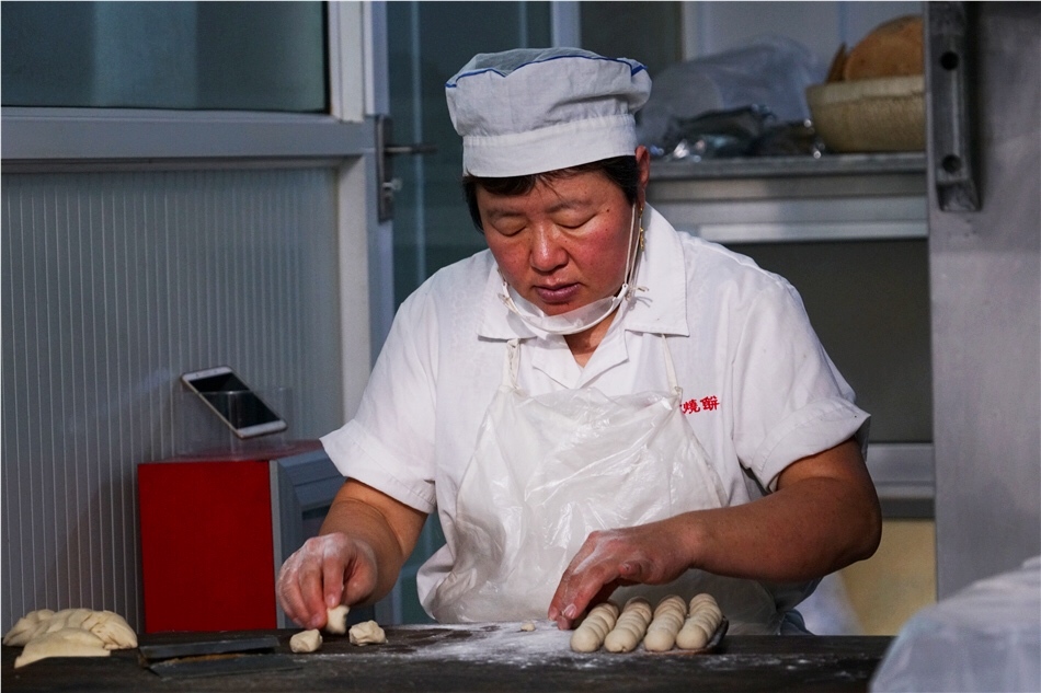 山东有个乾隆皇帝御赐的天下第一村，这里的小小烧饼为国宴用品