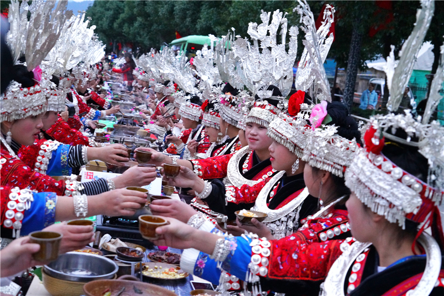 来西江过苗年：长桌宴上，歌不停酒不能停