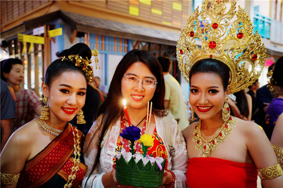 曼谷商场里居然隐藏着一个水上市场，这里汇聚了泰国最特色的小吃