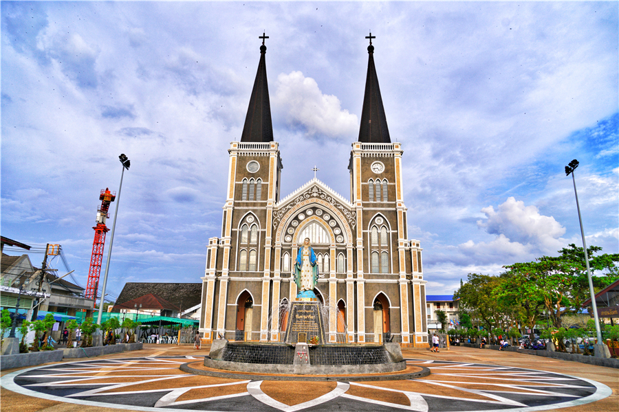 泰国最大的天主教堂，教堂内的圣母像全身镶满宝石
