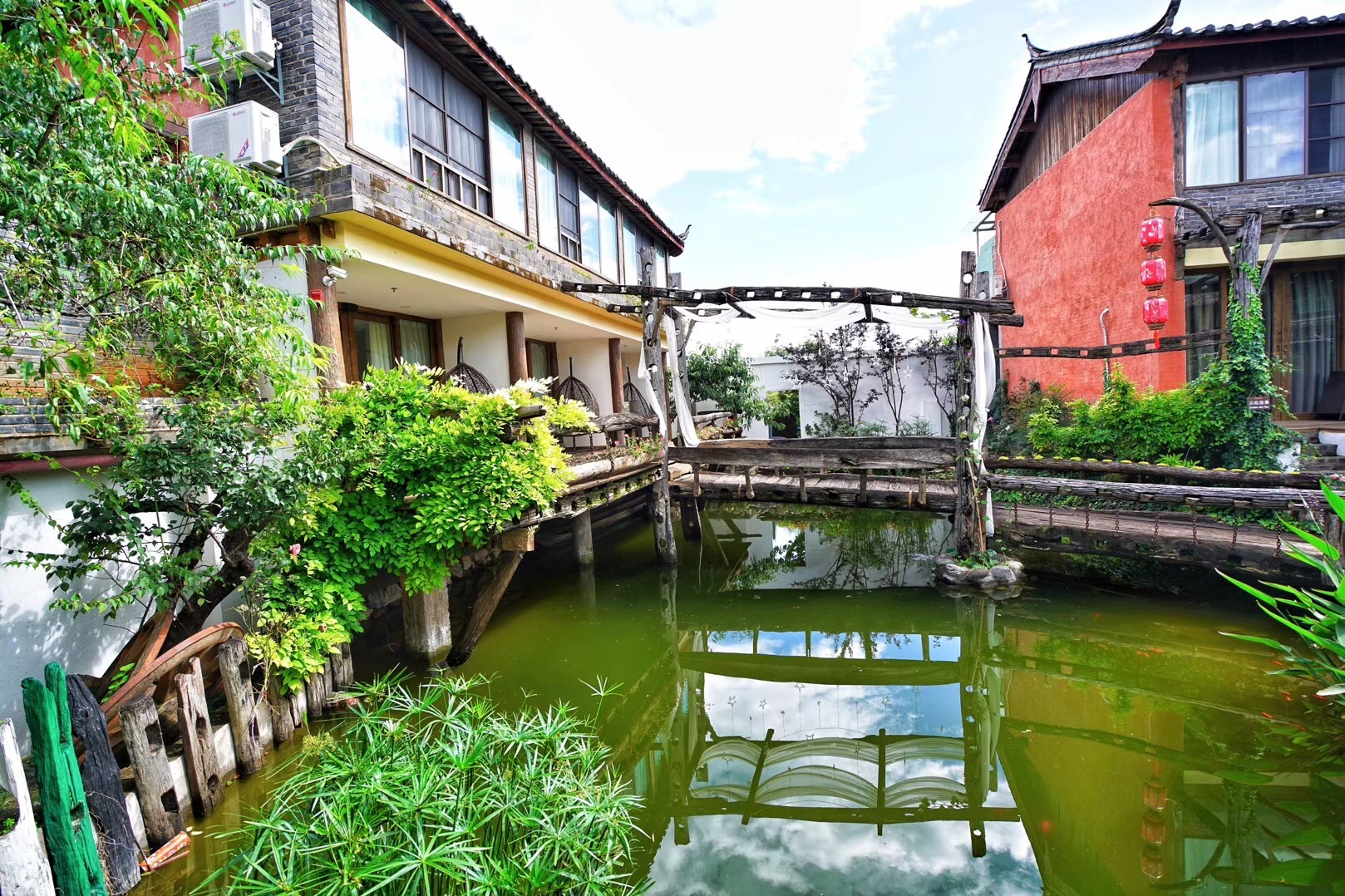 这里古镇距离丽江古城很近，却比丽江古城安静多了，当年徐霞客也喜欢