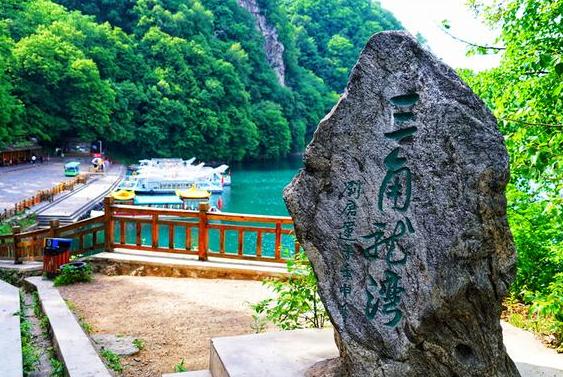 吉林三角龙湾，20万年火山喷发留下的一泓碧水