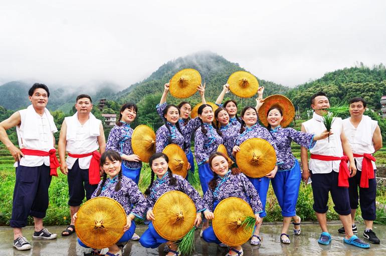 安徽大山深处的世外桃源，至今还保留着原始的牛耕模式