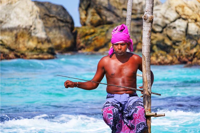 世界上最牛的钓鱼方式，成了游客来斯里兰卡必看的一道风景