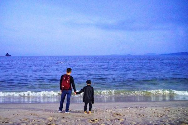 这里有深圳最长的海滩，这里是大梅沙