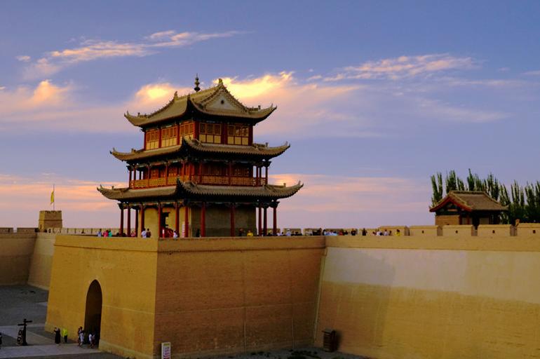 这里比天下第一关山海关还早建9年，被称为丝绸之路的咽喉