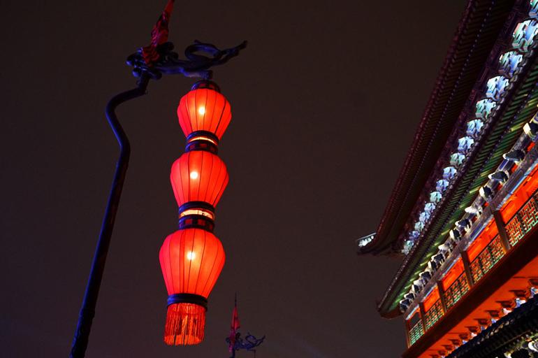 西安年最中国，18米巨型炫彩狗闹新春