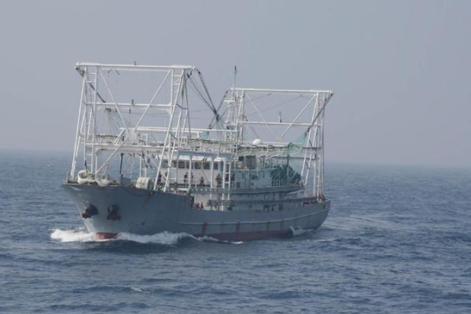 中国渔船在阿拉伯海遇险，海军紧急救援，渔民：感谢救了我的命