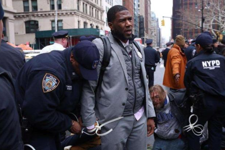 纽约出现美丽风景线，警察武力清场引发冲突，至少58人当场被逮捕