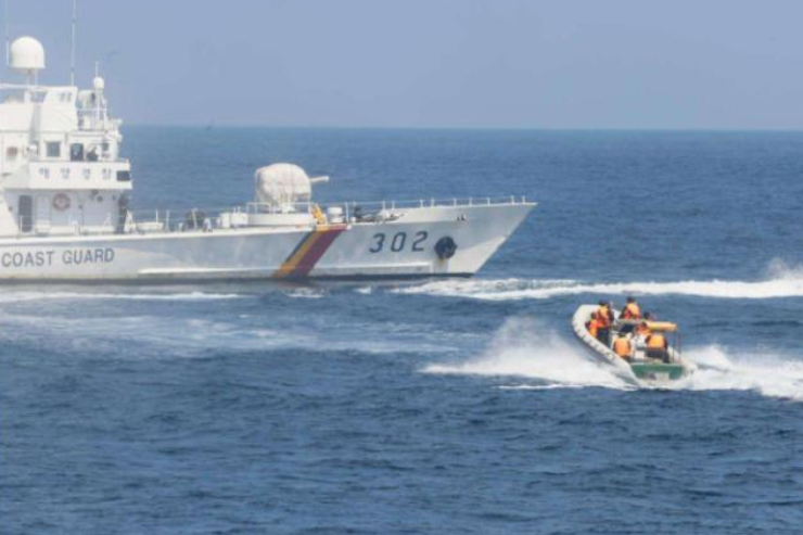 噩耗传来，载有12人渔船在黄海突燃大火，海警船只已赶往现场搜救