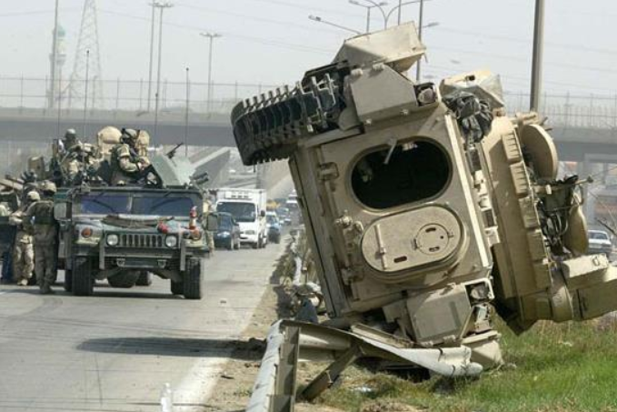又一起训练事故发生，一辆装甲车突然侧翻路边，造成3名士兵伤亡
