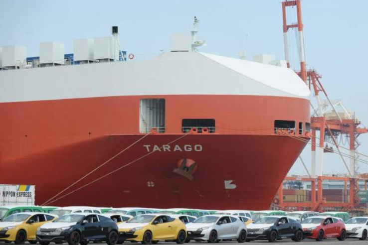 日本本土上空，美军战机不慎投下一颗“炸弹”，地面被砸出大坑