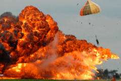 13点30分，美国航展上一架飞机突然坠毁，飞行员最后关头弹射逃生 