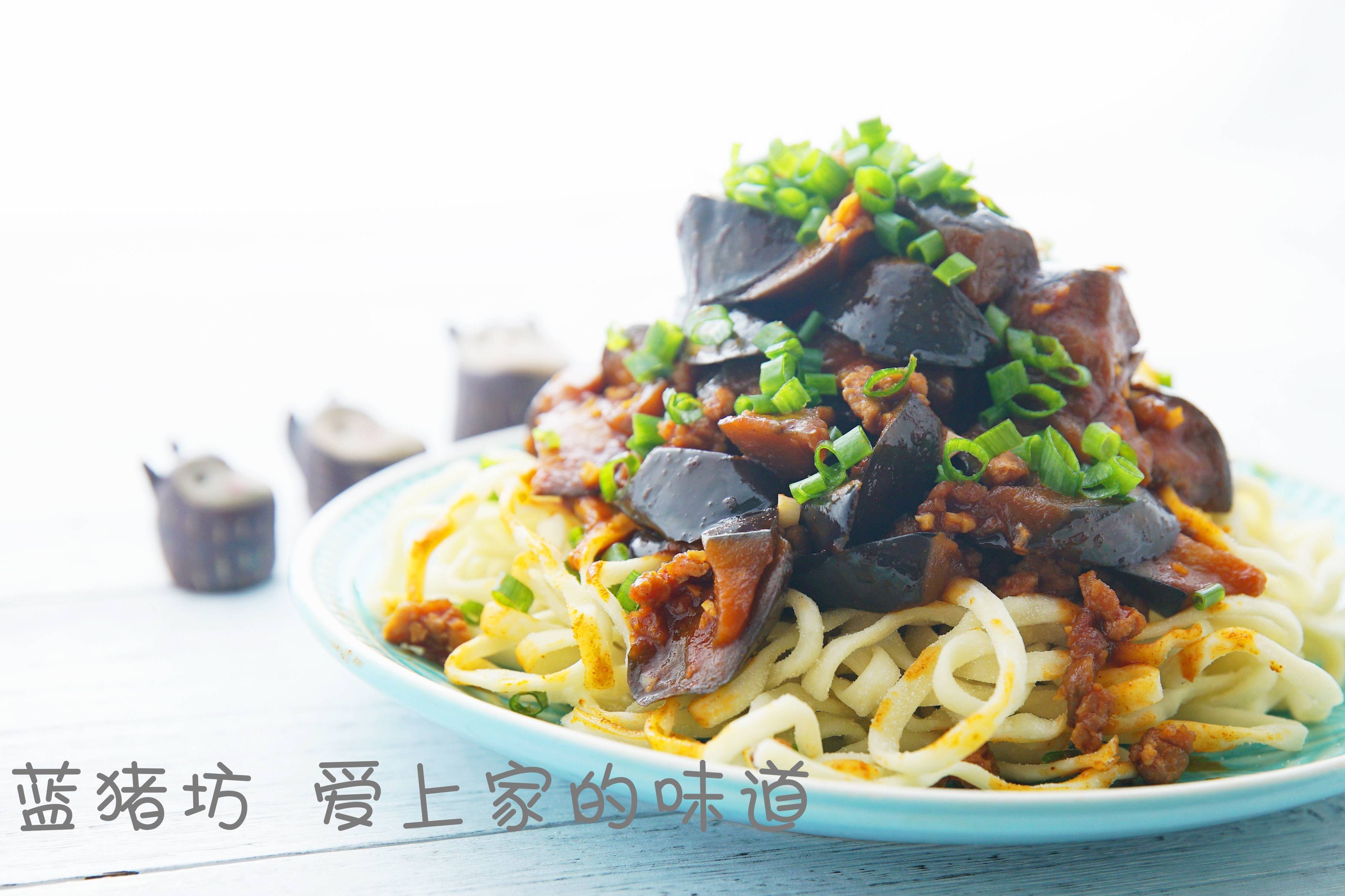 几分钟学会用茄子做最过瘾的下饭菜，拌面贼香，全家人都爱吃