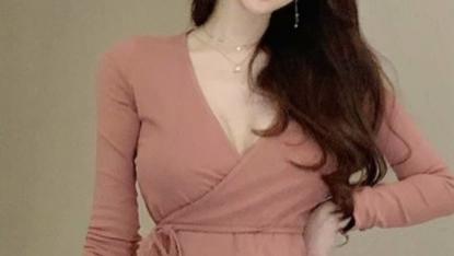 丰腴美少妇，深V短裙，大显魅力身材