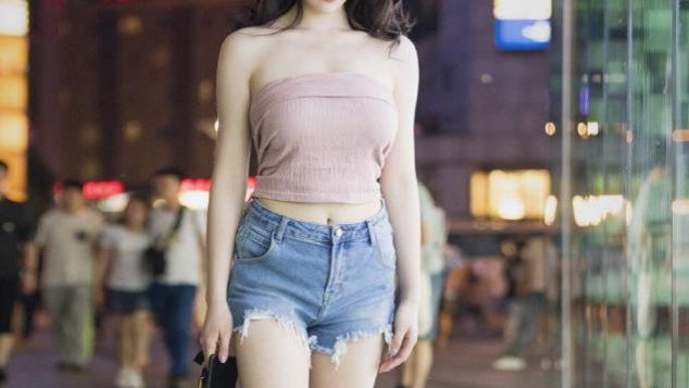 气质美少妇，抹胸配短裤，展现成熟魅惑