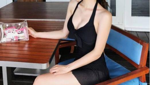 冷艳美少妇，黑色小短裙，秀出迷人美腿