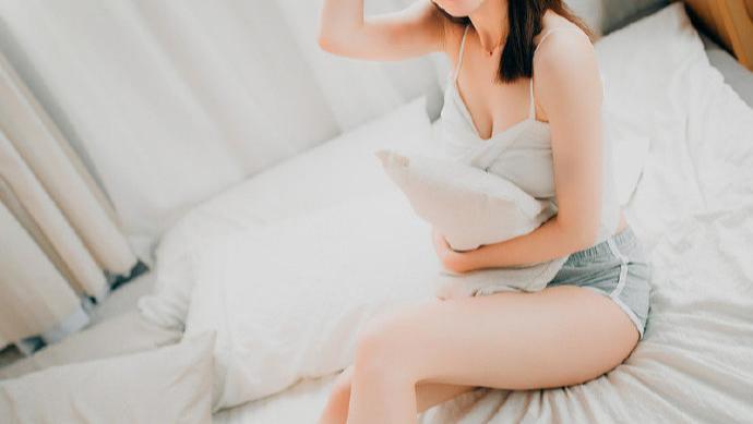 清纯小少妇，休闲家居装，尽显迷人气质